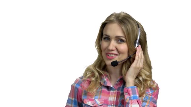 jonge vrouw met headset op witte achtergrond. - Video