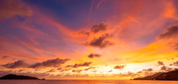 雄大な夕日や日の出の風景大自然の光の雲と空海の水面に反射してカラフルな暗い夕日の雲を離れて移動素晴らしい景色. - 写真・画像