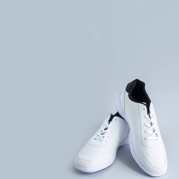 Par de nuevos zapatos de cuero blanco con estilo, el deporte de estilo foorwear concepto - Foto, Imagen