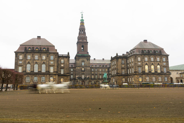 Palácio de Christiansborg (Copenhaga), Dinamarca (Dinamarca) relógio online. - Foto, Imagem