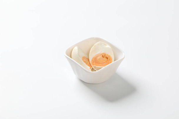 Uovo salato affettato un isolato su sfondo bianco - Foto, immagini
