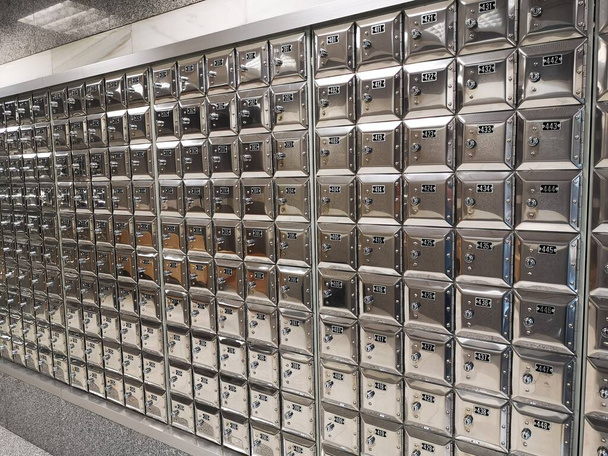 Altes Briefkastensystem mit Schlüssel - Foto, Bild