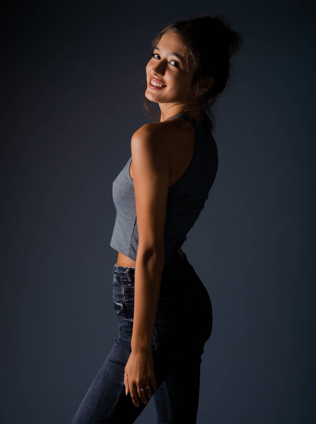 Körperbild einer coolen jungen Frau in Jeans im modernen Stil - Foto, Bild