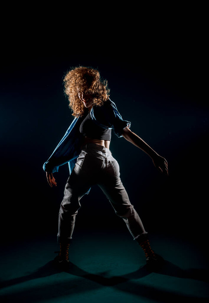 Junge Tanzdarstellerin praktiziert eine zeitgenössische Tanzbewegung - Foto, Bild
