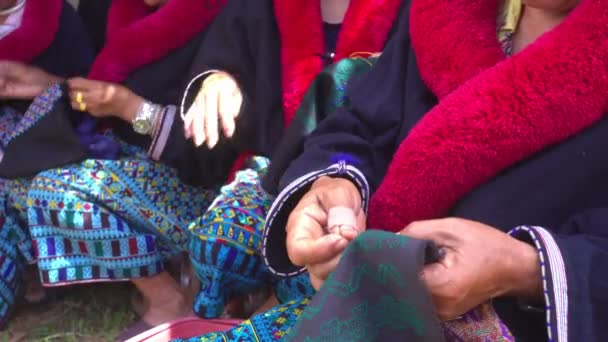Egy közeli női Mien HillTribe hímző minta színes cérna a Doi Mae Salong-on. Videó 4K - Felvétel, videó
