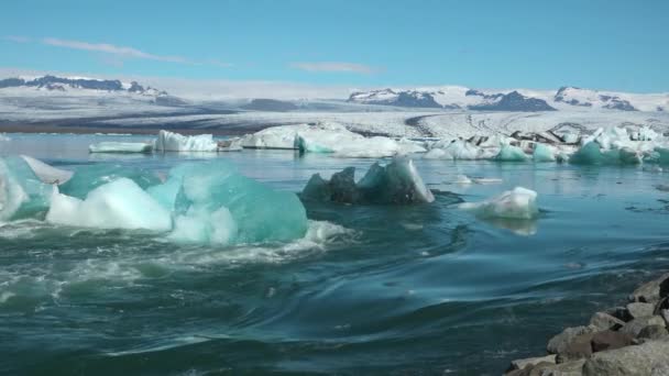 A globális felmelegedés a gleccserek olvadásához és jéghegyekkel teli tavak kialakulásához vezet.. - Felvétel, videó