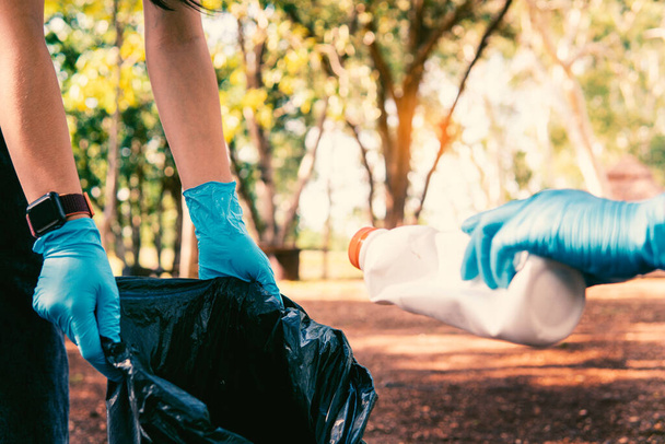 Vrijwilliger houdt plastic afval schoon om afval goed te verwijderen. - Foto, afbeelding