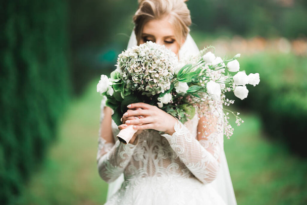 Bellezza ritratto di sposa che indossa abito da sposa di moda con piume con lusso delizia make-up e acconciatura - Foto, immagini