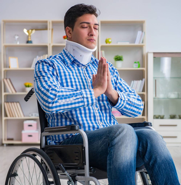 Молодой человек, страдающий от травмы на коляске дома - Фото, изображение