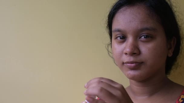 Junge Frau mit Nasentropfen isoliert auf gelbem Hintergrund. Das Behandlungskonzept für Allergien oder Erkältungen. - Filmmaterial, Video