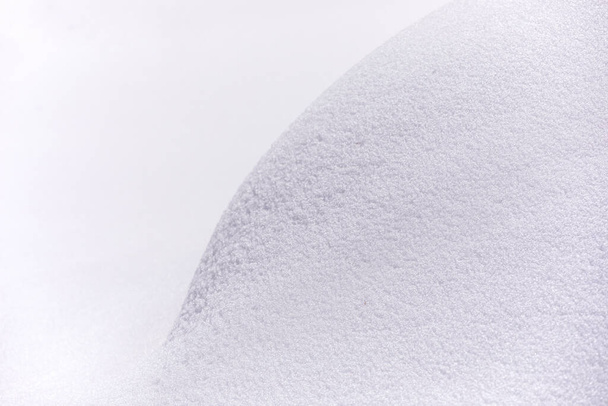 Fondo de curva de nieve. Primer plano de la deriva de nieve con textura visible, hermosa línea de forma redonda de tonos anchos de nieve pura de gradiente. - Foto, imagen