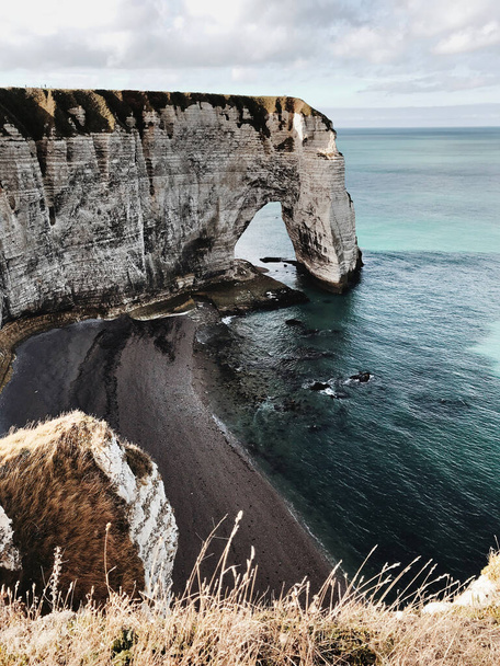 Gyönyörű sziklák és Atlanti-óceán. Fű, vad természet. Etreta, Normandia.  - Fotó, kép