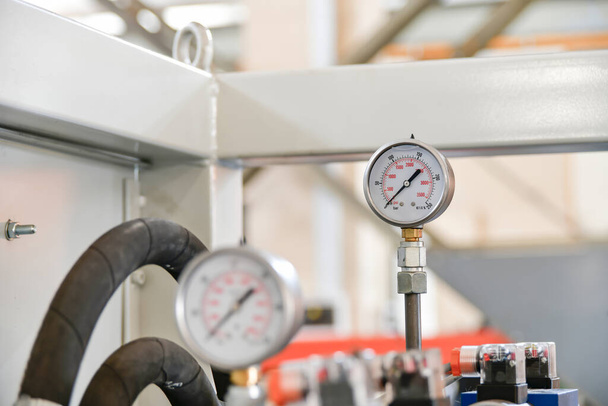 Hochdruckmessgeräte an der Hydraulikölpumpensteuerung für das Hydrauliksystem. - Foto, Bild