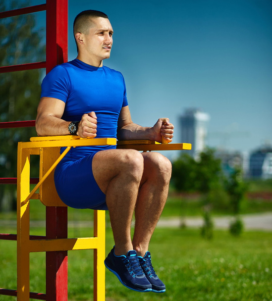 Handsome healthy happy srtong athlete male man exercising at the city park - Zdjęcie, obraz