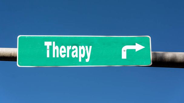 Straßenschild weist den Weg zur Therapie - Foto, Bild