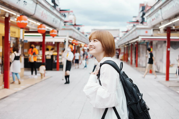 Nainen sightseeing Asakusa, tyypillinen matkailukohde Japanissa - Valokuva, kuva