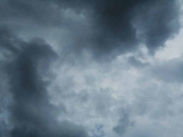 Ciel nuageux en juillet, la pluie arrive - Photo, image