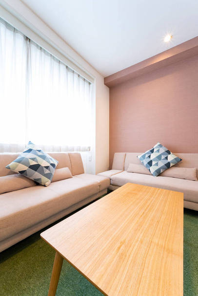 Fényes belső tér kanapéval és párnákkal, szállodai szoba - Fotó, kép