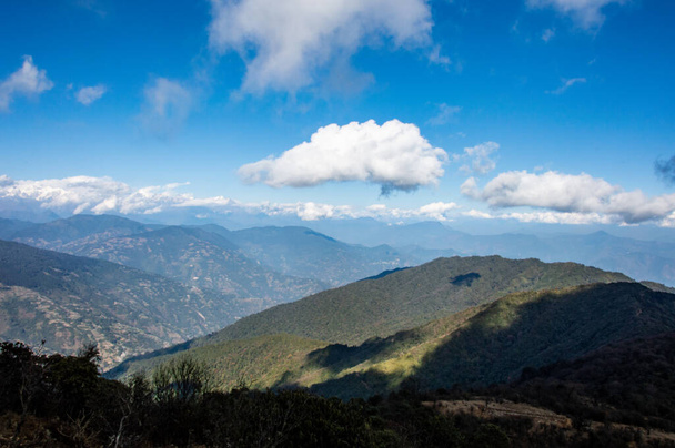 Wyświetlacz chmur nad doliną himalajską - Zdjęcie, obraz