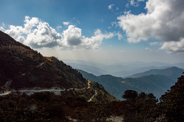 ヒマラヤ山脈の曲がりくねった道 - 写真・画像