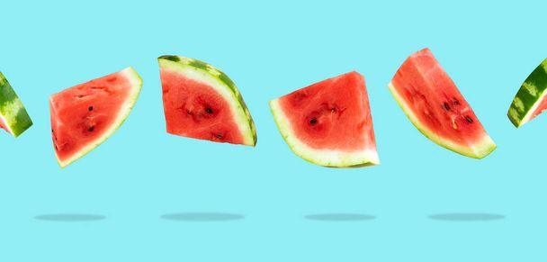 Vznášející se, létající, levitující řez čerstvého melounu na růžovém pozadí. Letní ovoce, bobule. Módní, minimální kreativní jídlo. Koncept melounového dne - 3. srpna. - Fotografie, Obrázek