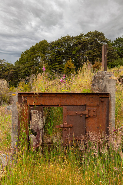 Zbytky v krajině staré důlní továrny ve městě duchů Waiuta, Jižní ostrov Nový Zéland - Fotografie, Obrázek