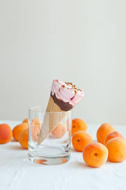 cone de gelado no copo com damascos. sorvete com damasco - Foto, Imagem