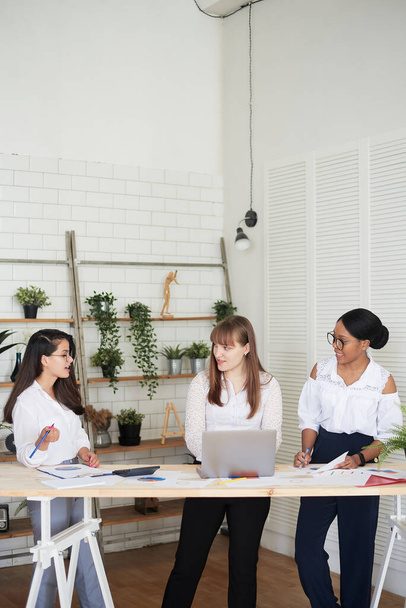 Skupina různorodých vedoucích podnikatelek, které spolupracují v kanceláři. Obchodní kancelář pouze pro ženy - Fotografie, Obrázek