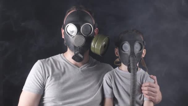 Sparatoria di uomo e ragazzo di cinque anni in maschere antigas - Filmati, video