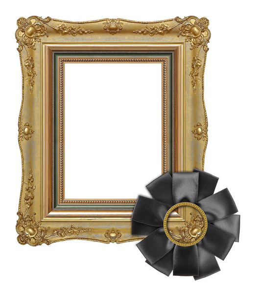Χρυσό πλαίσιο με μαύρη πένθιμη κορδέλα για πίνακες, καθρέφτες ή φωτογραφίες που απομονώνονται σε λευκό φόντο. Στοιχείο σχεδιασμού με διαδρομή αποκοπής - Φωτογραφία, εικόνα