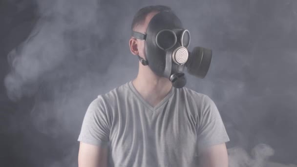 Πυροβολισμός ανθρώπου με μάσκα αερίου - Πλάνα, βίντεο