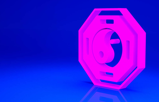 Różowy Yin Yang symbol harmonii i równowagi ikona izolowana na niebieskim tle. Koncepcja minimalizmu. Ilustracja 3D 3D renderowania - Zdjęcie, obraz