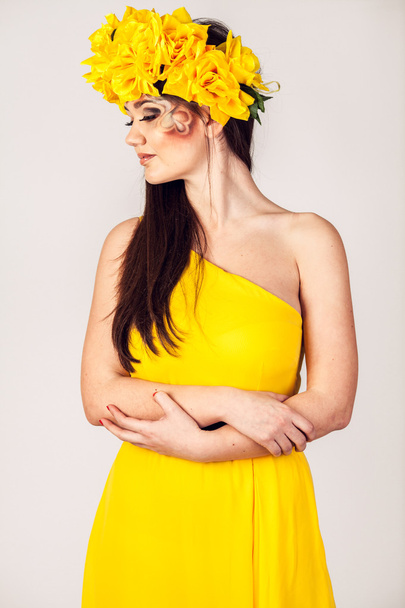 model in a yellow dress and a beautiful wreath on his head - Foto, Bild