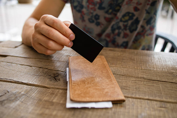 Mann mit Kreditkarte bezahlt Kaffee im Café - Foto, Bild