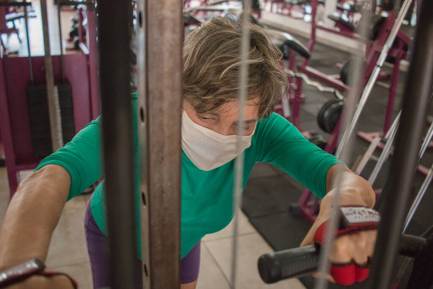 Fit Ältere trainieren im Fitnessstudio mit Schutzmaske - Foto, Bild
