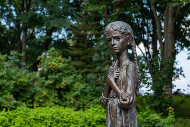 Ein Bild der Statue eines kleinen Mädchens im Holodomor-Völkermordmuseum. - Foto, Bild