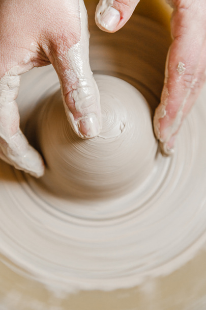 Manos ceramistas hembra esculpir platos de arcilla - Foto, Imagen