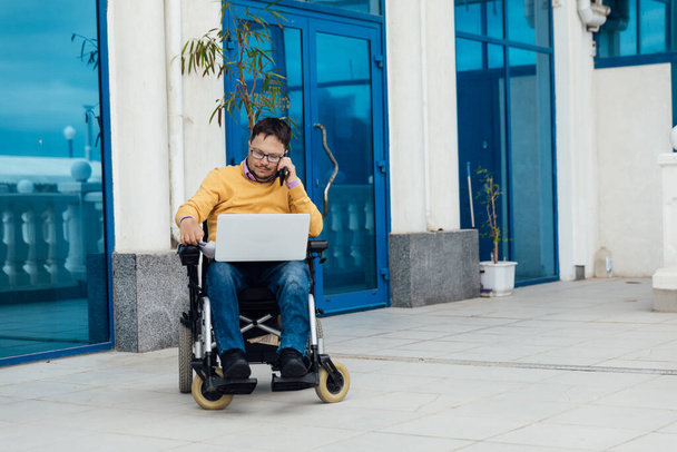 mężczyzna z niepełnosprawnością w biznesie pracy na wózkach inwalidzkich online - Zdjęcie, obraz
