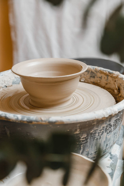 Weibliche Keramikhände formen Tongeschirr - Foto, Bild