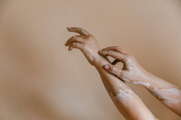 Mani ceramiste femminili scolpire piatti di argilla - Foto, immagini