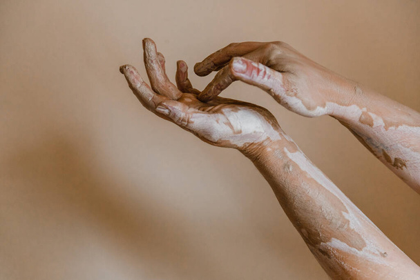 Mulheres ceramistas mãos esculpir pratos de barro - Foto, Imagem