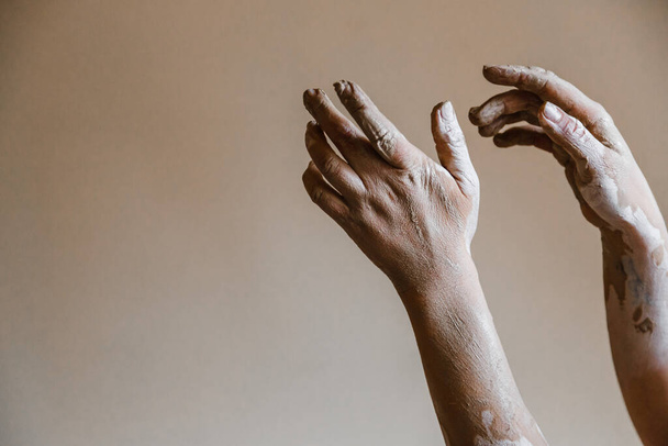 Les mains céramistes féminines sculptent des plats en argile - Photo, image