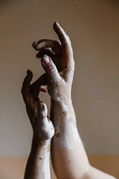Жіночий кераміст руки скульптурний глиняний посуд
 - Фото, зображення