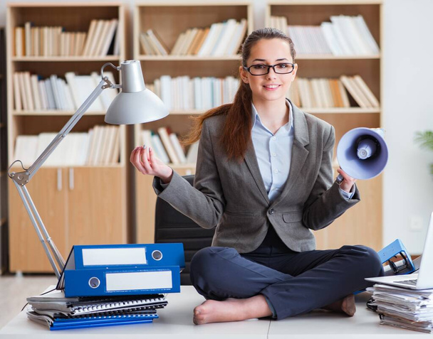 Mujer de negocios meditando en la oficina - Foto, imagen