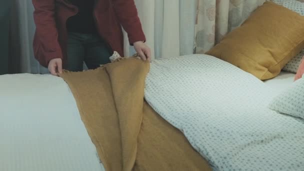 Donna caucasica nel negozio sceglie di acquistare nuova biancheria da letto - Filmati, video