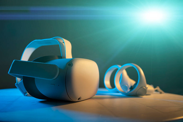wirtualnej rzeczywistości zestaw słuchawkowy na stole - Zdjęcie, obraz