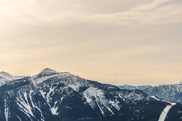 Belas montanhas de Columbia cobertas de neve contra o céu azul na Colúmbia Britânica Canadá - Foto, Imagem