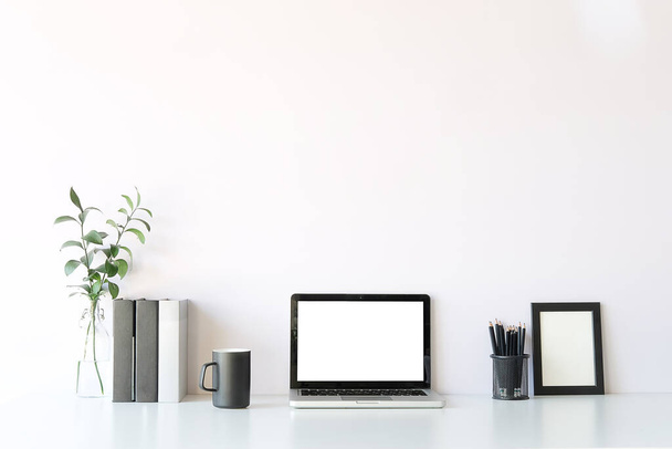 Mesa de trabalho e laptop. copiar espaço e tela em branco. Imagem do negócio, laptop tela em branco e suprimentos.  - Foto, Imagem