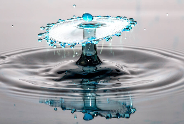 青い水の落下衝突とシームレスな表面への反射 - 写真・画像