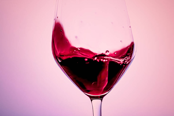Премиум красное вино в хрустале, алкогольный напиток и роскошный аперитив, энология и виноградарство продукт - Фото, изображение